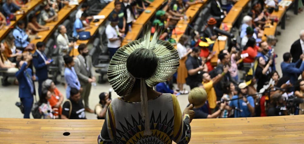 Des peuples autochtones brésiliens assistent à une session au Congrès national dans le cadre de l'Acampamento Terra Livre (Campement Terre libre) à Brasilia,