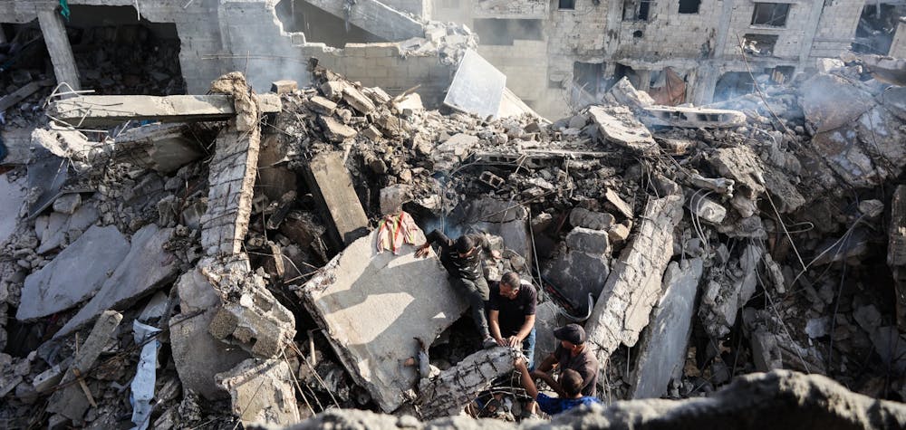 Des Palestiniens tentent de récupérer un corps dans les décombres d'une maison détruite lors d'une frappe israélienne nocturne, à Gaza, le 29 octobre 2025.