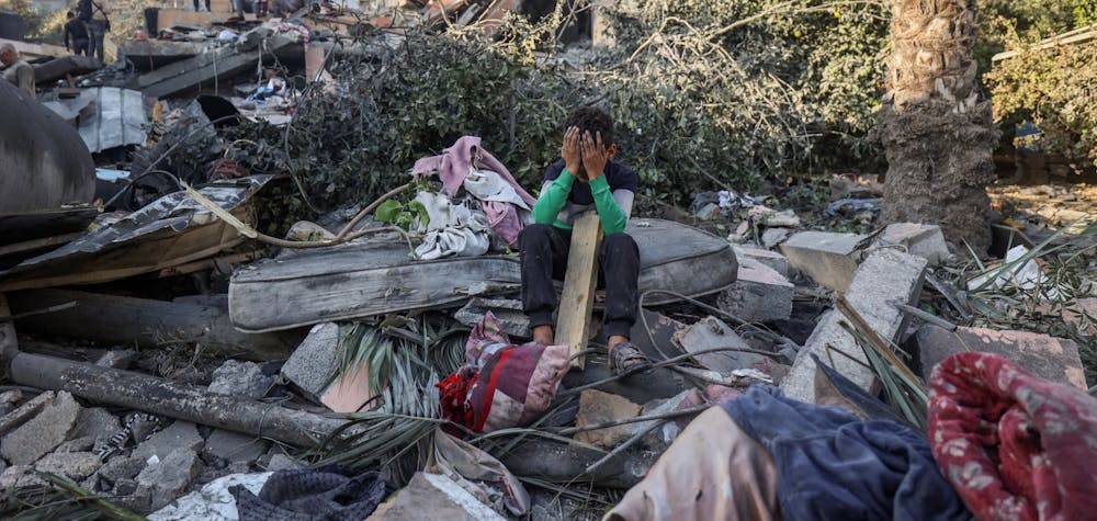 Un jeune garçon au milieu des décombres d'une maison détruite lors d'une frappe israélienne à Nuseirat, dans le centre de la bande de Gaza.