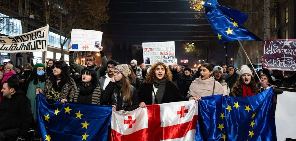 Manifestation contre le report par le gouvernement des négociations d'adhésion à l'Union européenne en Géorgie