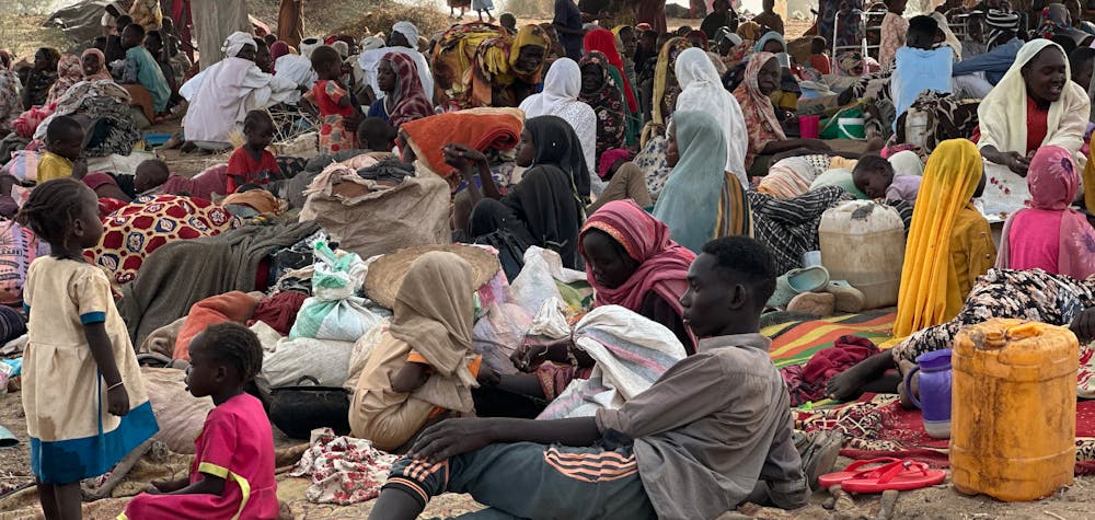 Des personnes qui ont fui le camp de Zamzam se retrouvent dans un campement de fortune près de la ville de Tawila, à l'ouest du Soudan, le 13 avril 2025.