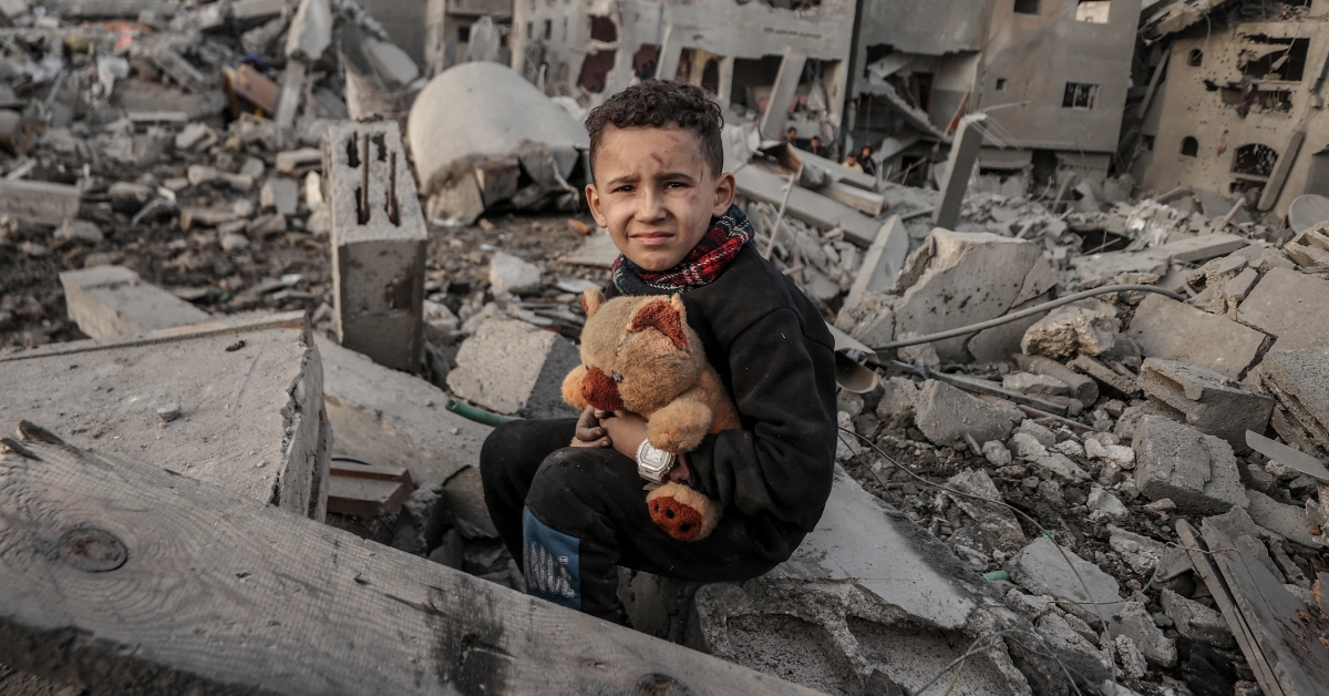 Enfant sur des décombres 