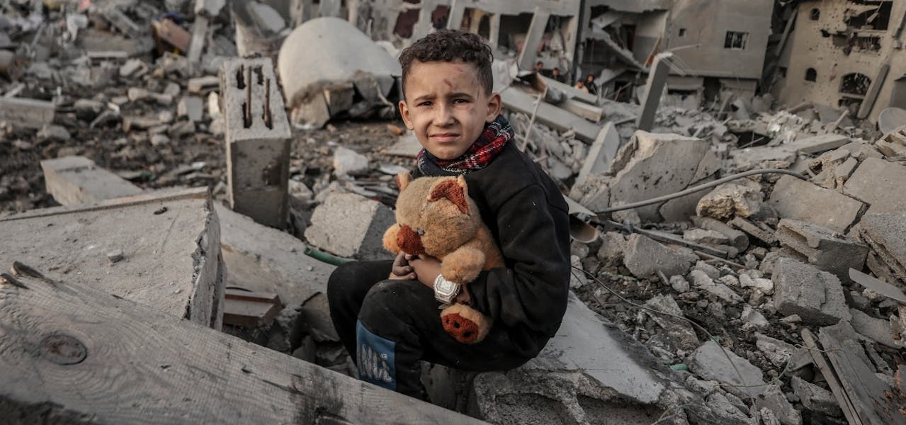 Enfant sur des décombres