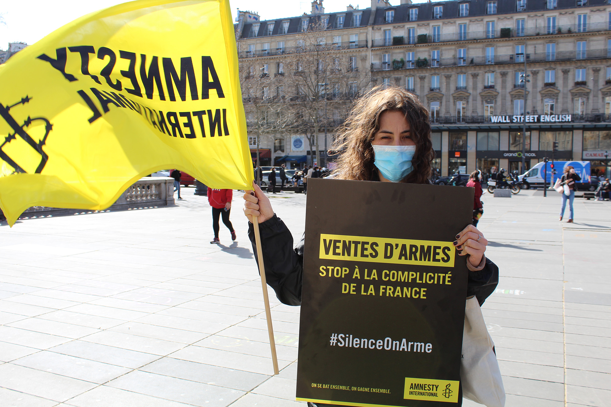 Mobilisation hebdomadaire sur la place de la République à Paris pour exiger l'arrêt des ventes d'armes à l'Arabie saoudite et aux Emirats arabes unis