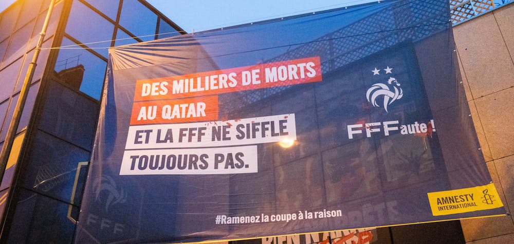 Action coup de poing devant le siège de la Fédération française football 