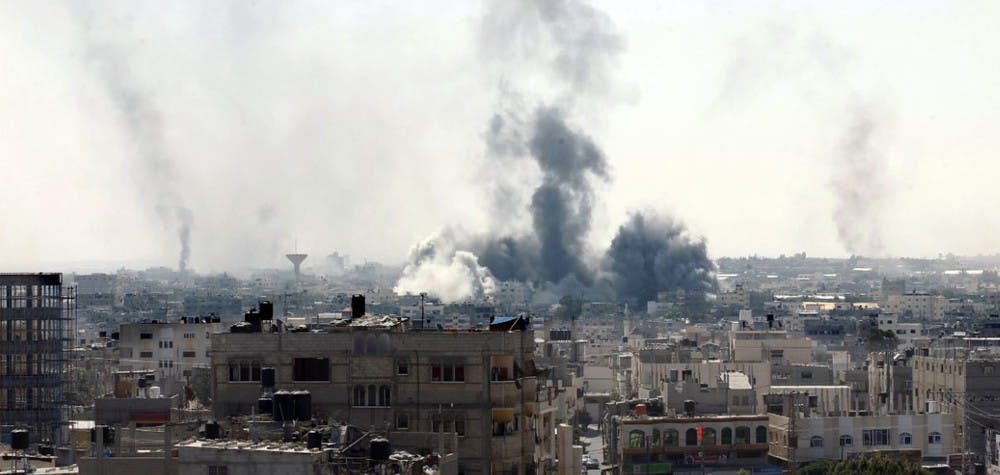 Fumées après une attaque aérienne israélienne sur Rafah, au sud de la Bande de Gaza, 1er août 201