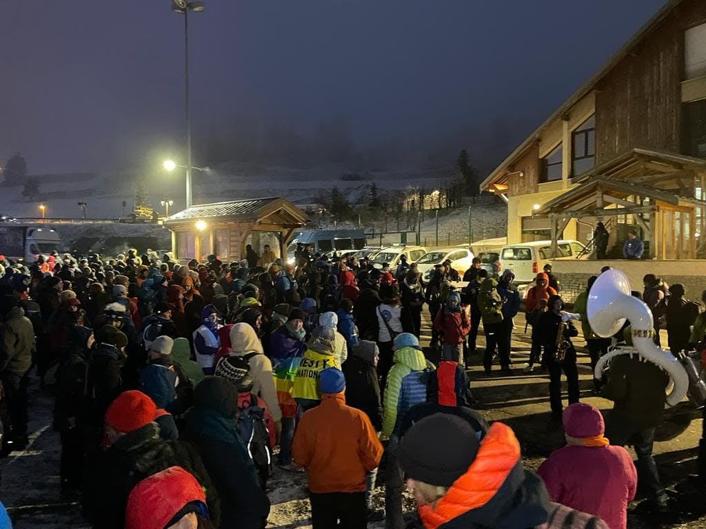 Grande Maraude devant le poste de police aux frontières de Briançon