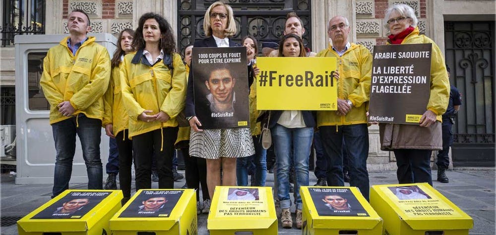 Remise de 230 000 pétitions devant l'ambassade d'Arabie Saoudite, pour la libération de Raif Badawi et Waleed Abu Al-Khair,17/05/2016 © Pierre-Yves Brunaud / Picturetank 