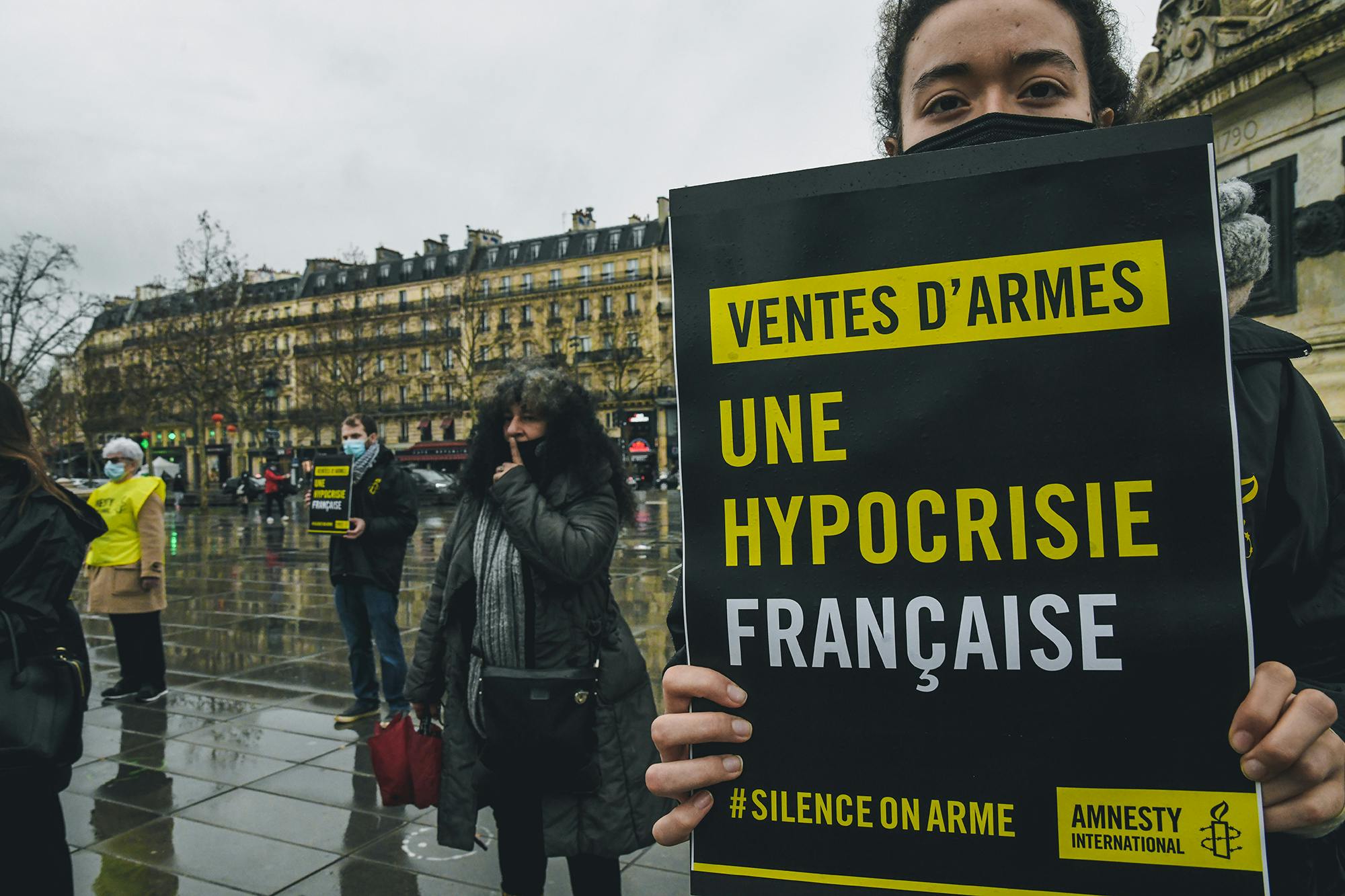 Mobilisation sur la place de la République à Paris pour dénoncer les ventes illégales d'armes de la France
