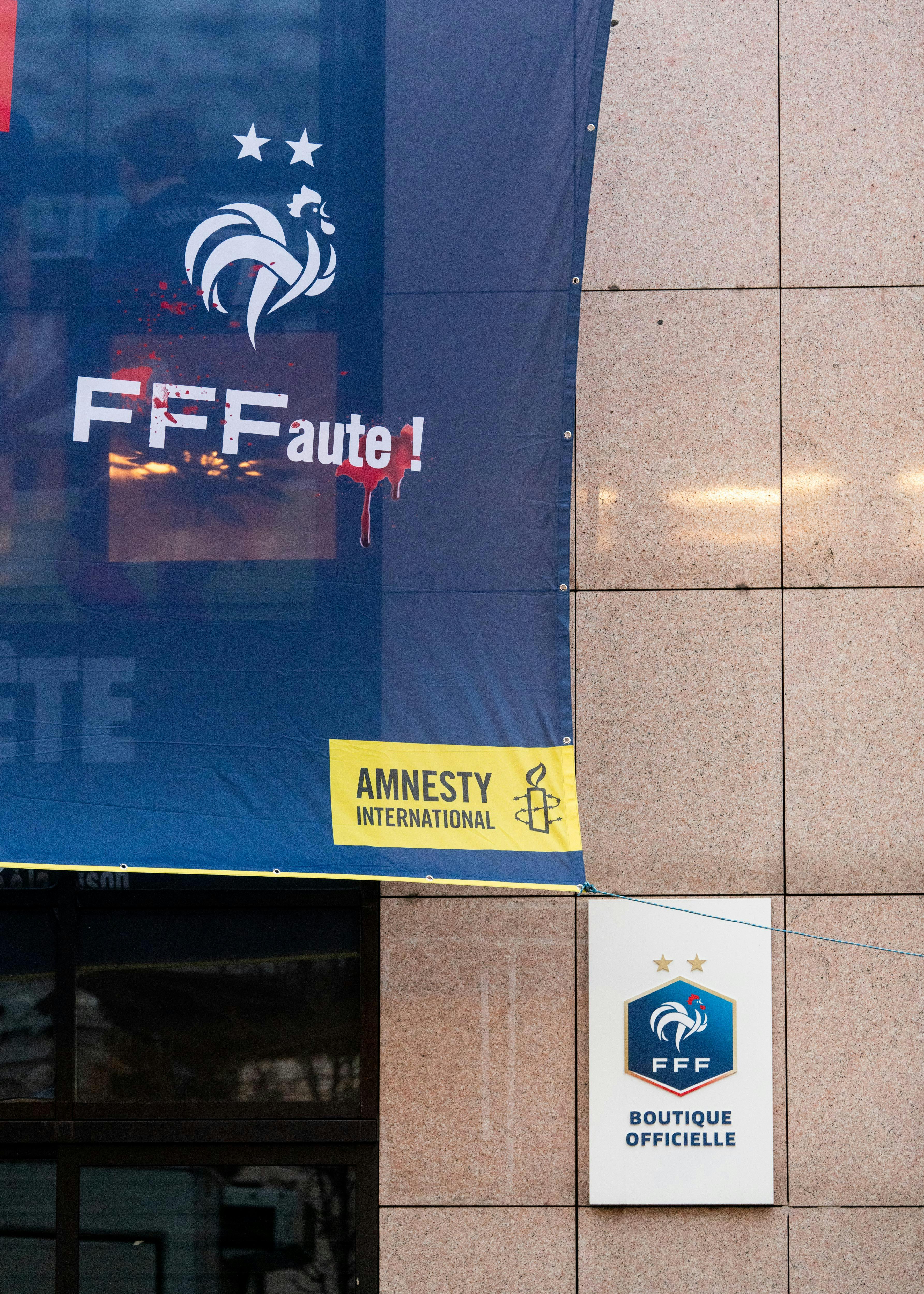 Photo prise le 15 décembre 2021, devant le siège de la Fédération Française de Football pour leur rappeler leurs responsabilités vis-à-vis des violations de droits humains des travailleurs migrants au Qatar, dans le cadre de la coupe du monde 2022. Crédit : Benjamin Girette