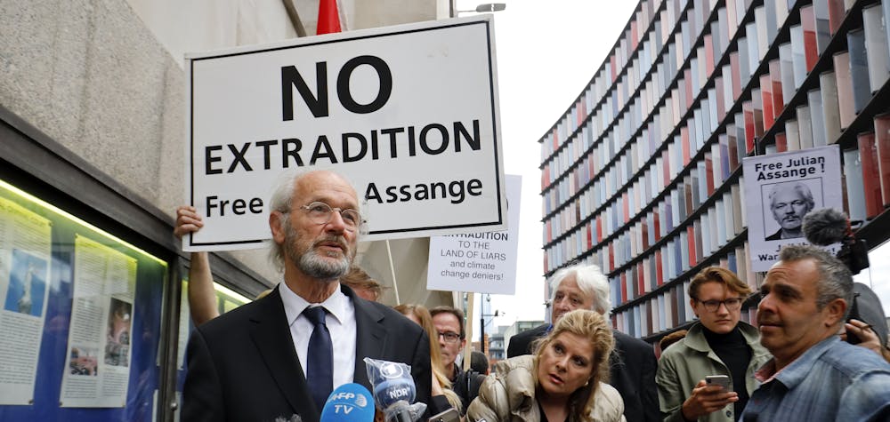 John Shipton, father of Julian Assange, speaks to the media outside of the Old Bailey court in central London on September 7, 2020, as the extradition hearing for WikiLeaks founder Julian Assange resumes again. - A London hearing resumes on Monday to decide if WikiLeaks founder Julian Assange should be extradited to the United States to face trial over the publication of secrets relating to the wars in Afghanistan and Iraq. The 49-year-old Australian, who is currently being held on remand at a high-security jail, faces 18 counts from US prosecutors that could see him jailed for up to 175 years. (Photo by Tolga Akmen / AFP)