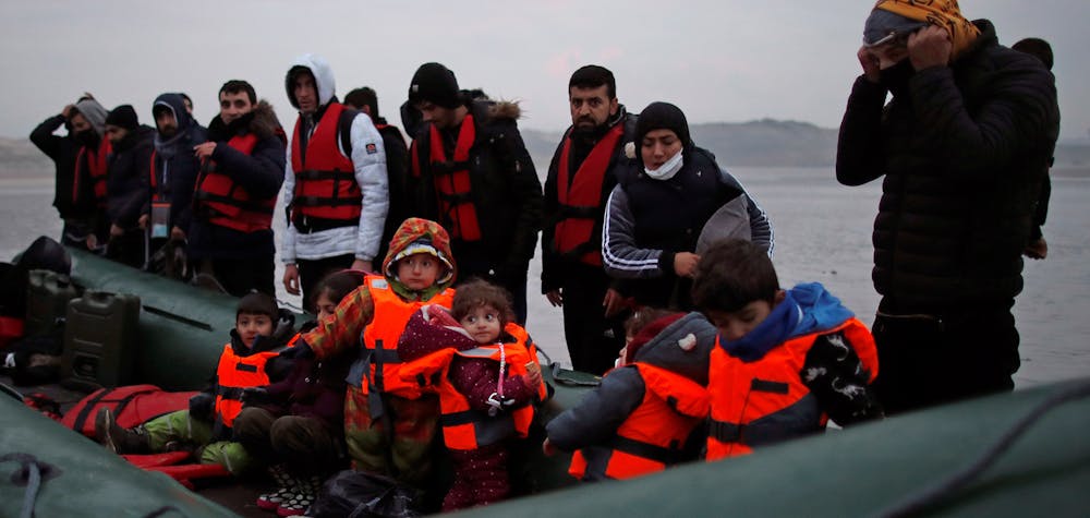 Un groupe de plus de 40 migrants avec des enfants monte à bord d'un canot pneumatique alors qu'ils quittent les côtes du nord de la France pour traverser la Manche, près de Wimereux, France. Photo prise le 24 novembre 2021