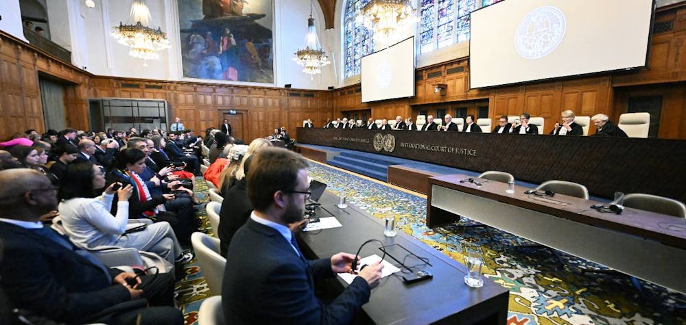LA HAYE, PAYS-BAS - 26 JANVIER : Vue intérieure de la salle d'audience de la Cour internationale de justice (CIJ) alors que la CIJ s'apprête à rendre une décision provisoire dans l'affaire du génocide de Gaza contre Israël présentée par l'Afrique du Sud, à La Haye, aux Pays-Bas, le 26 janvier 2024. Tous les regards sont tournés vers La Haye aujourd'hui, car la Cour internationale de justice (CIJ) doit se prononcer sur la demande de mesures conservatoires présentée par l'Afrique du Sud à l'encontre d'Israël pour son génocide présumé à Gaza.