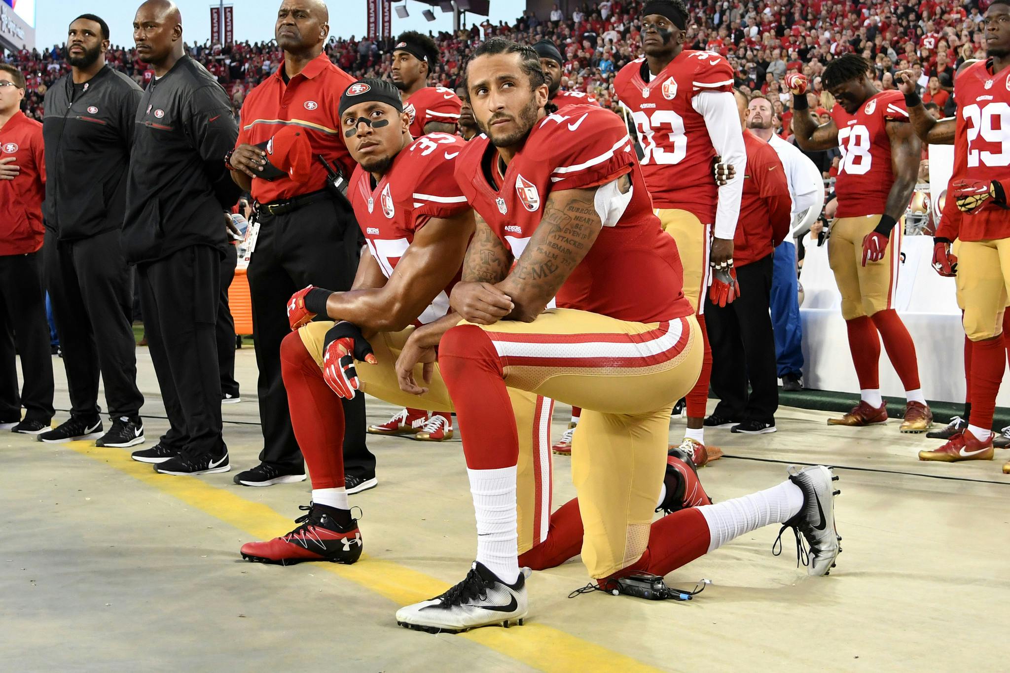 Colin Kaepernick et Eric Reid agenouillé lors de l'hymne nationale américaine