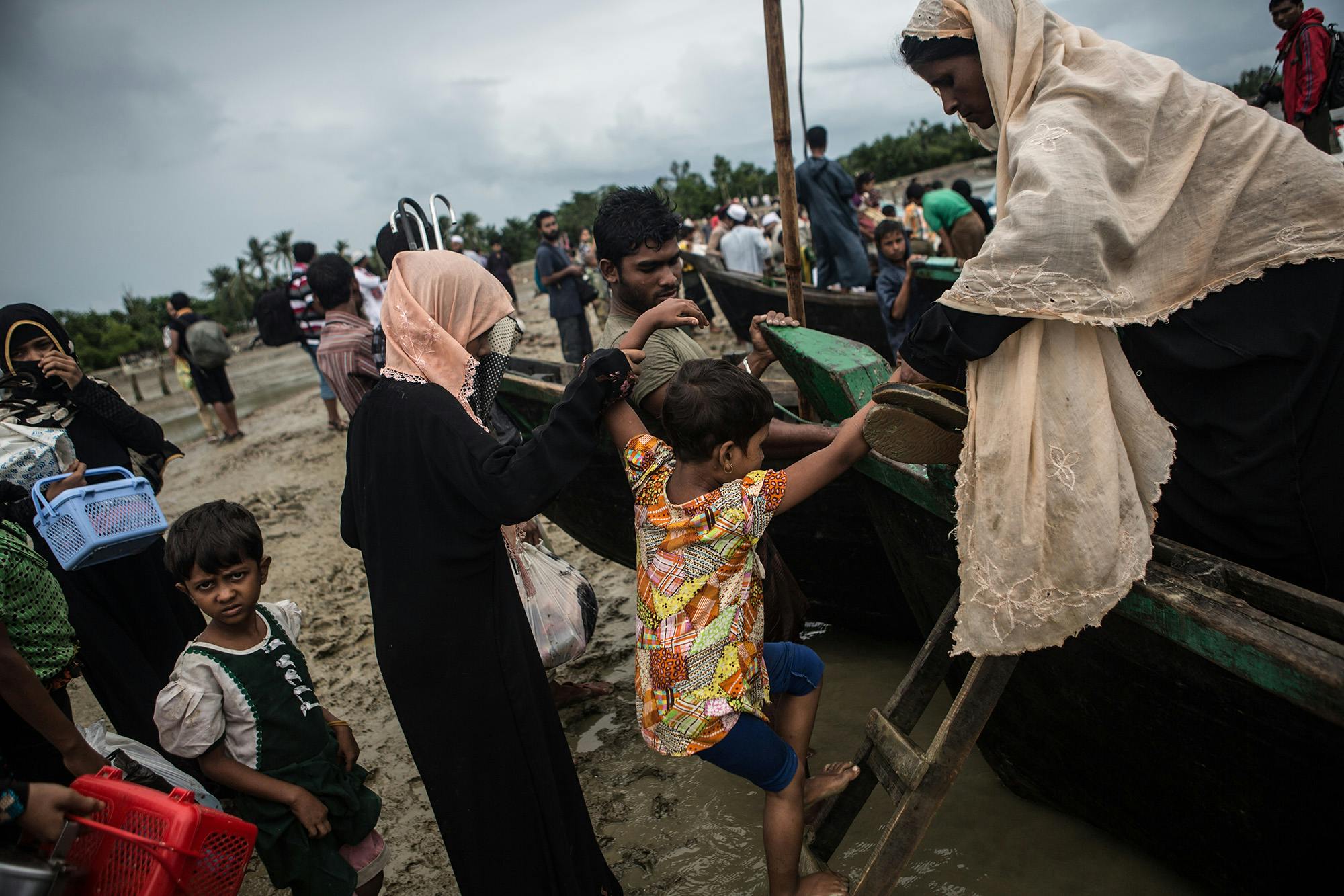Des réfugiés rohingyas arrivent par bateau du Myanmar