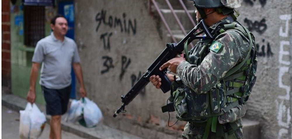 Un soldat dans une favela au Brésil en 2014