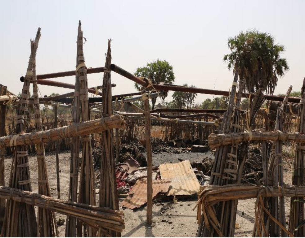 Maison brûlée par les forces gouvernementales et pro-gouvernementales à Gandor payam, comté de Leer, 08/02/2016