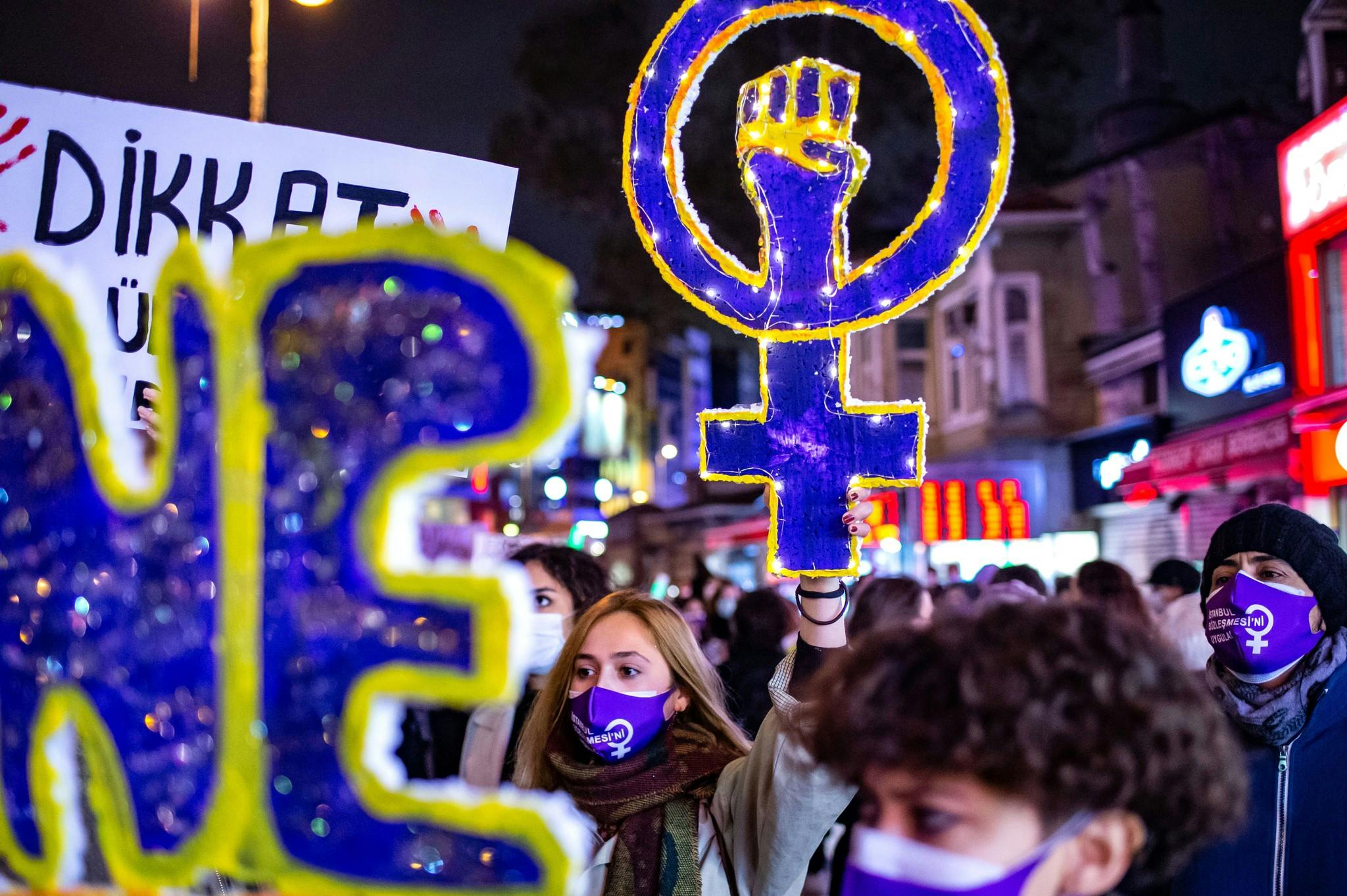 Une femme tient le signe du mouvement féministe lors d'une manifestation marquant la Journée internationale pour l'élimination de la violence à l'égard des femmes à Istanbul, le 25 novembre 2020.
