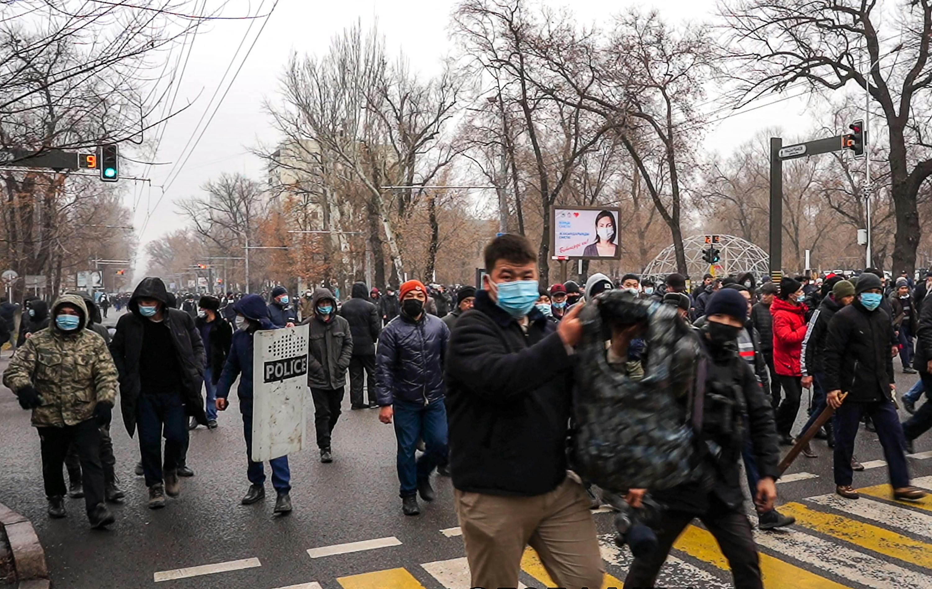 События в казахстане сегодня. Протесты в Казахстане 2022. Алматы протесты. Казахский Майдан. Избиение в Казахстане в протесте.