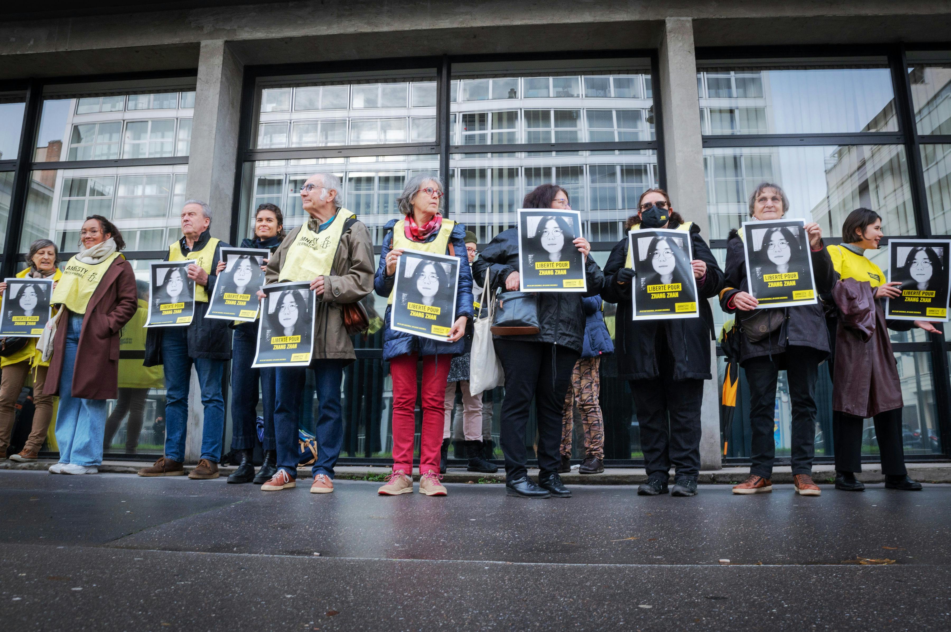 Groupes de militants d'Amnesty International France tenant des pancartes "Libérez Zhang Zhan" en face du Consulat de Chine à Lyon.