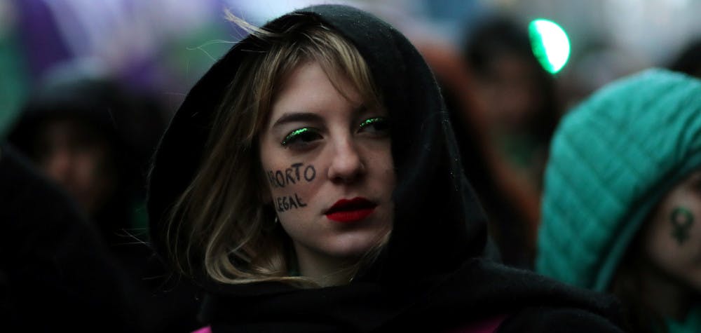 Une militante pro dépénalisation de l'avortement en Argentine le jour du vote au Sénat