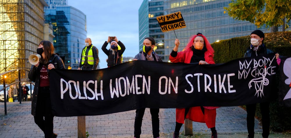Amnesty International, manifestation pour supporter les femmes polonaises contre les lois restreignant l'avortement