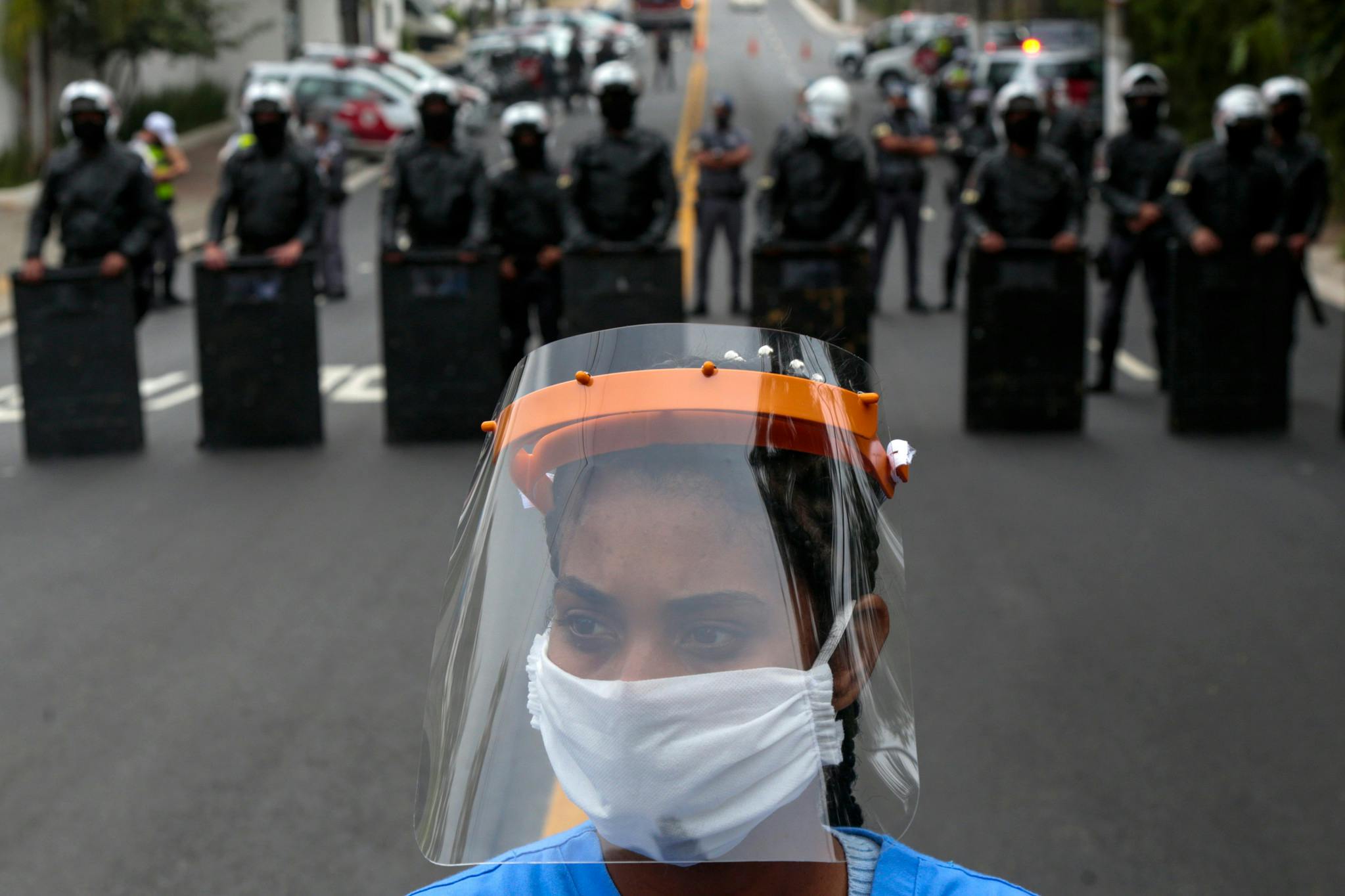 Une habitante de Paraisopolis, l'un des plus grands bidonvilles de la ville, participe à une manifestation à Sao Paulo, au Brésil, le 18 mai 2020, pour demander plus d'aide au gouvernement de l'État de Sao Paulo pendant la pandémie de coronavirus COVID-19.
