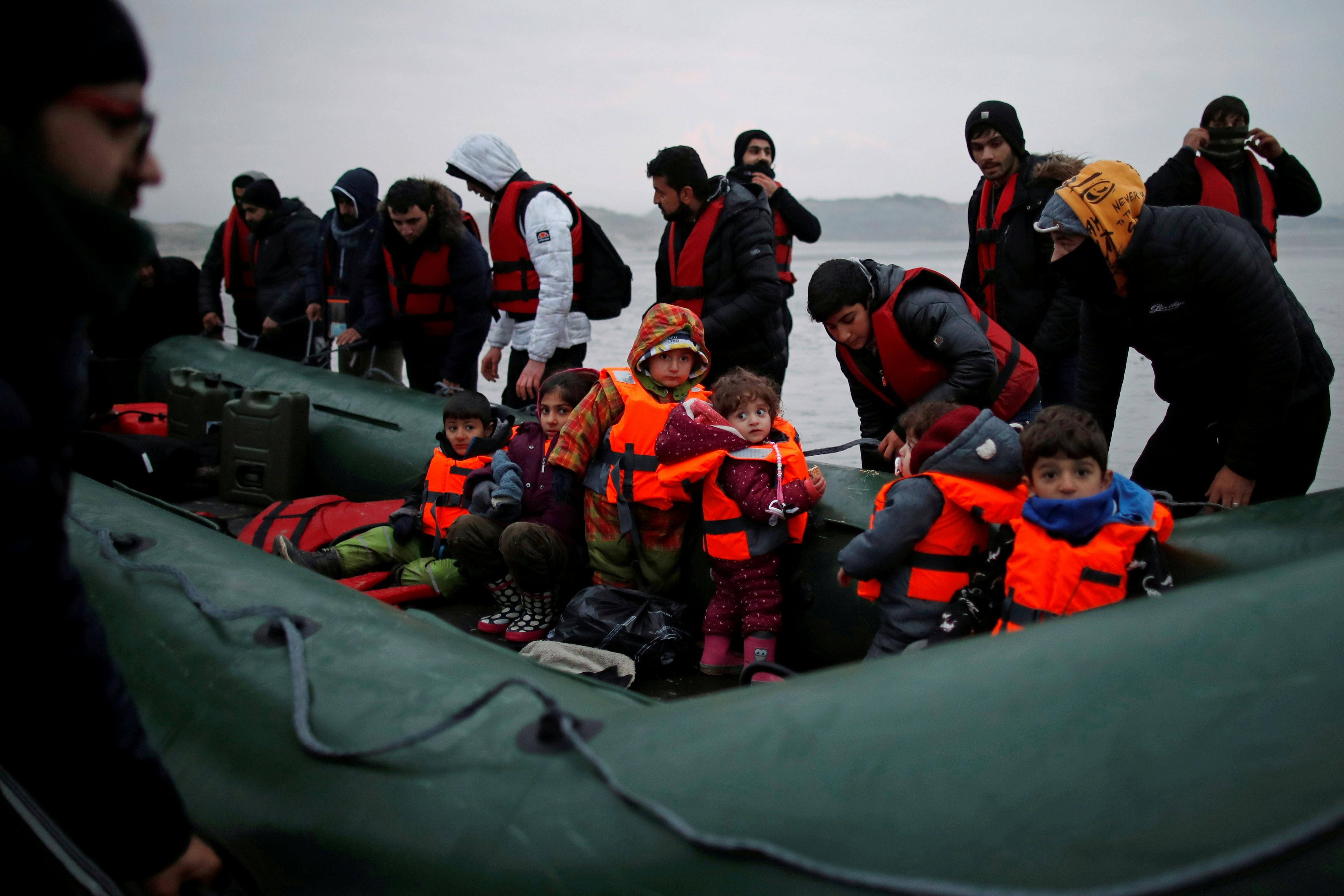 Calais Manche naufrage Migrant Photo prise le 24 novembre 2021/REUTERS/Gonzalo Fuentes Un groupe de plus de 40 migrants avec des enfants monte à bord d'un canot pneumatique alors qu'ils quittent les côtes du nord de la France pour traverser la Manche, près de Wimereux, France. 