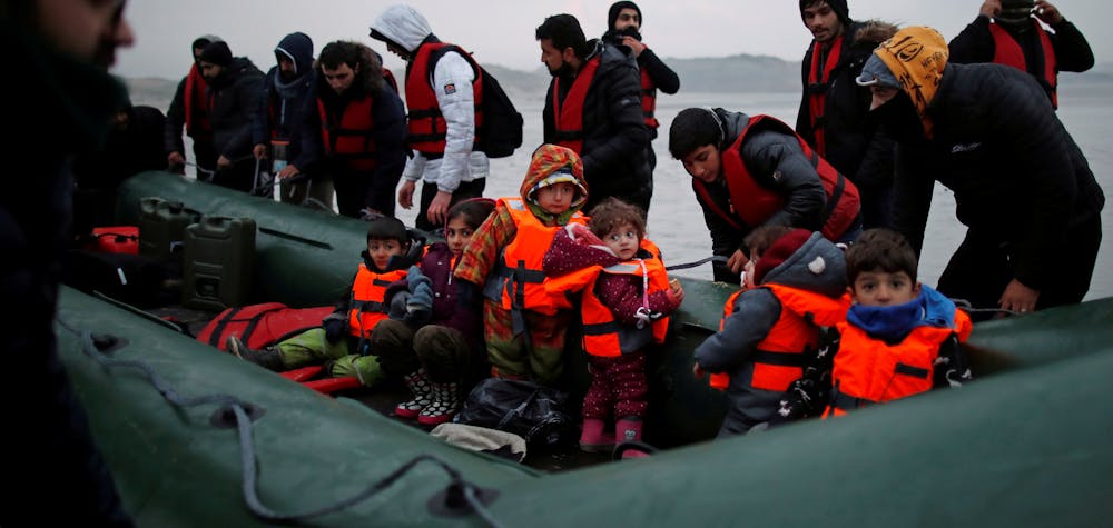 Calais naufrage Photo prise le 24 novembre 2021/REUTERS/Gonzalo Fuentes Un groupe de plus de 40 migrants avec des enfants monte à bord d'un canot pneumatique alors qu'ils quittent les côtes du nord de la France pour traverser la Manche, près de Wimereux, France. 