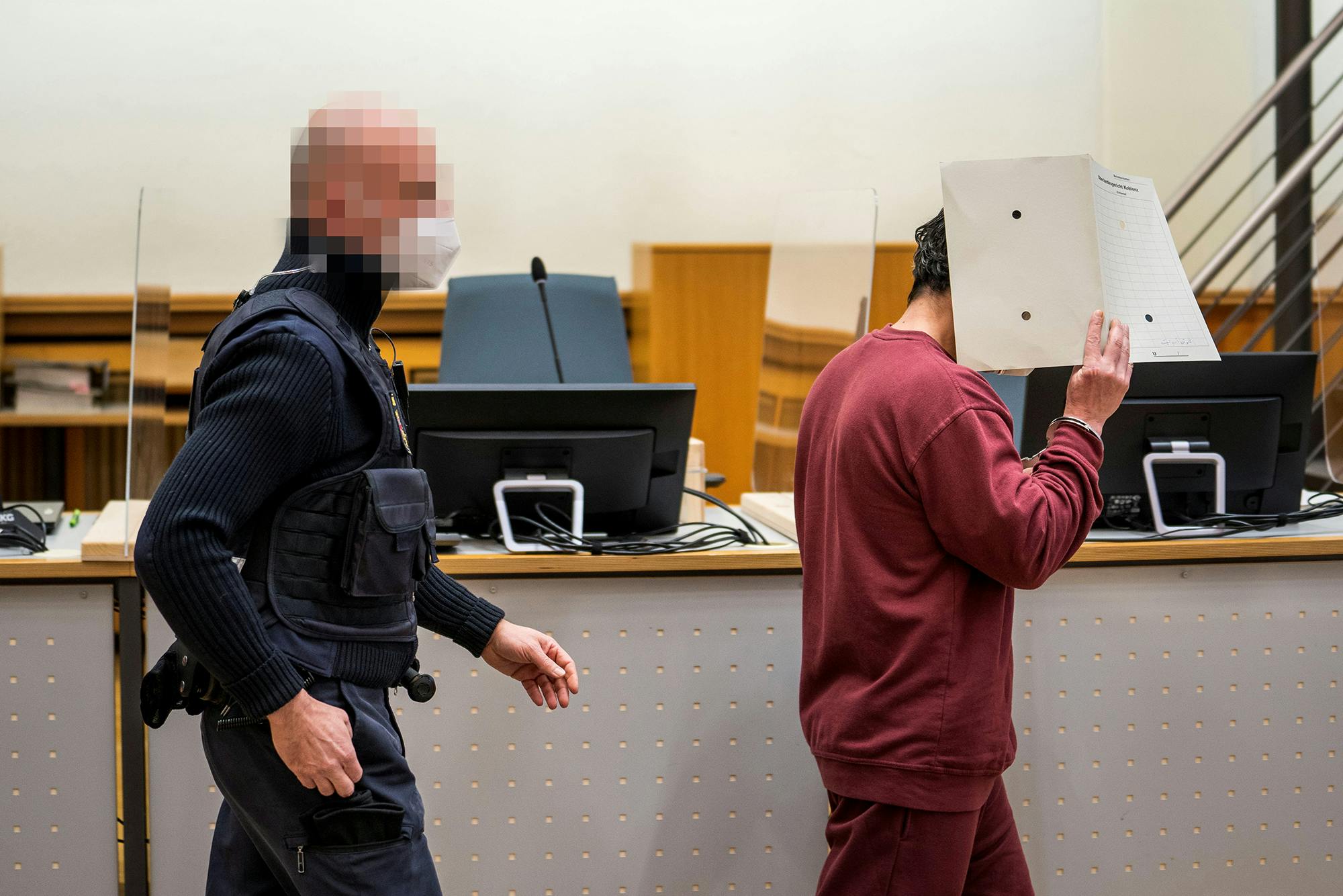 L'accusé syrien Eyad al Gharib arrive pour entendre son verdict dans la salle du tribunal de Coblence, en Allemagne, le 24 février 2021