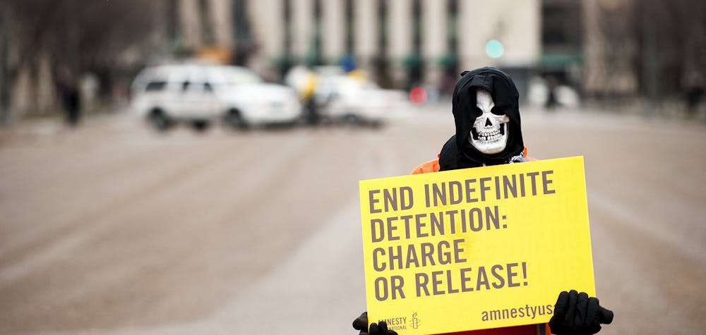Un manifestant d'Amnesty International USA se tient près de la Maison Blanche pour exiger la fermeture du camp de détention américain Guantanamo Bay