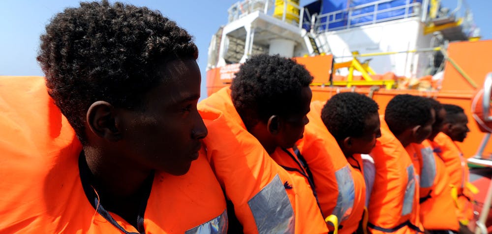Des migrants sont sauvés par l'Aquarius lors d'une opération de sauvetage dans la mer Méditerranée. 