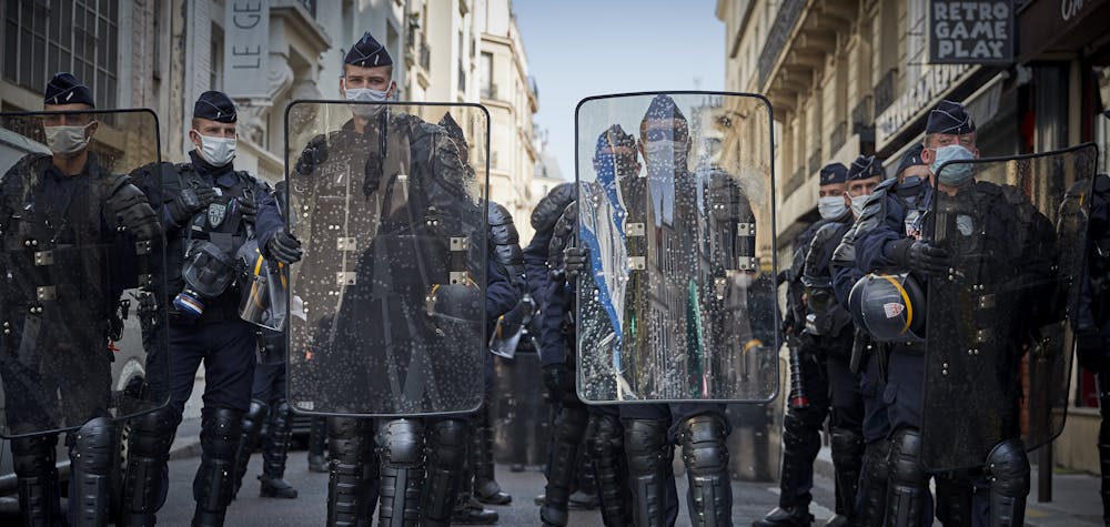 La police anti-émeute rench bloque une route lors d'une manifestation près de la place de la République, dans le cadre d'une journée de grèves dans toute la France appelée par sept syndicats français exigeant un nouveau règlement social après Covid-19 le 17 septembre 2020 à Paris,