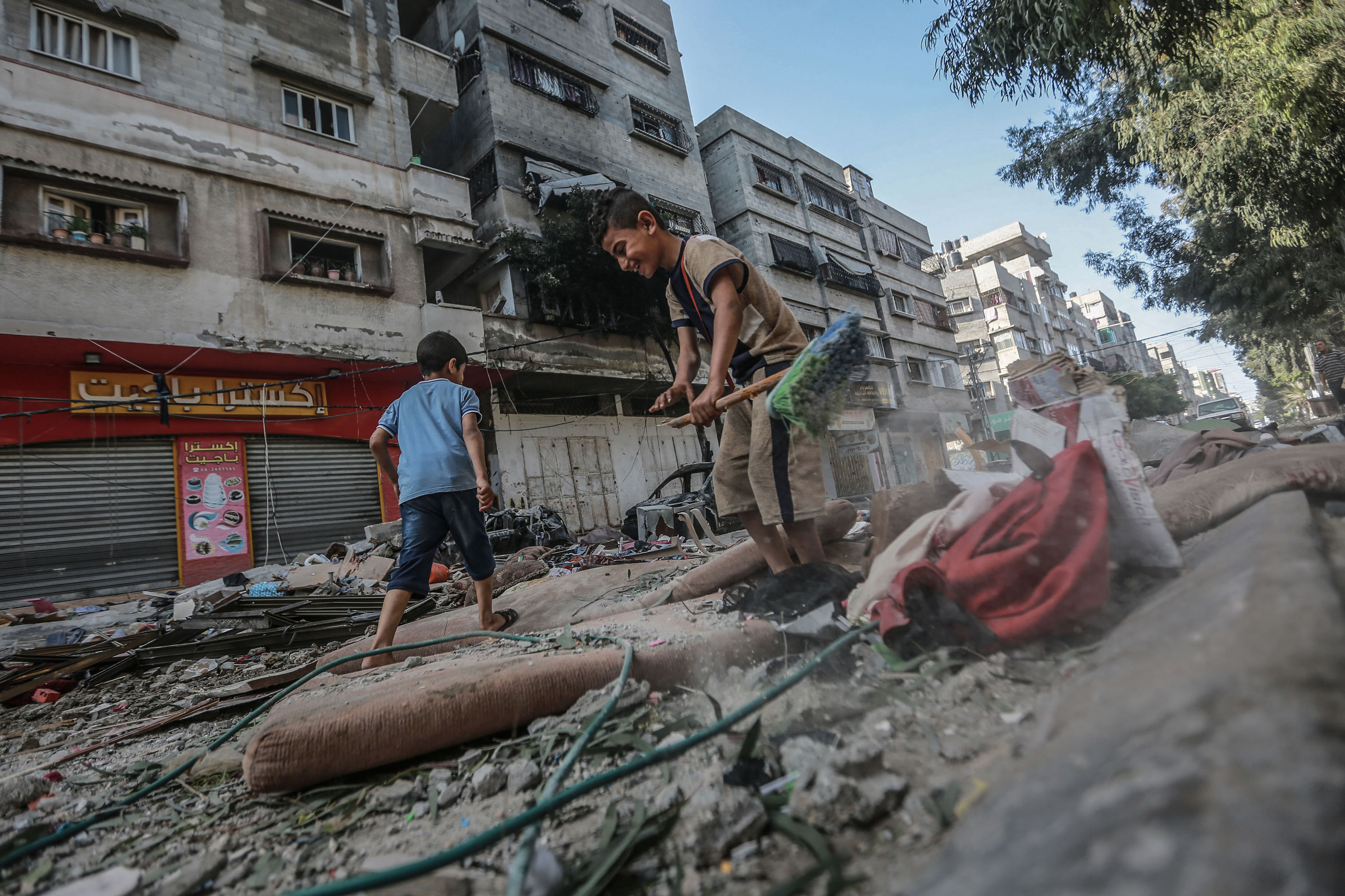 Palestinians inspect the remains of a destroyed residential building, after it was hit by Israeli airstrikes, amid the escalating flare-up of Israeli-Palestinian violence. According to the Palestinian authorities, a journalist working for Hamas-linked Al-Aqsa radio was killed when an Israeli strike hit his home north of Gaza City.Copyright 2021, dpa /Alle Rechte vorbehalten