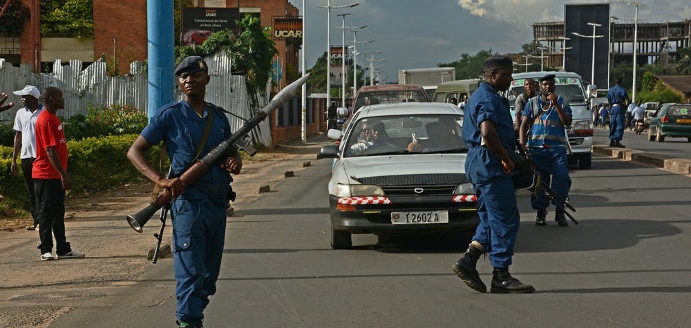 Policier lourdement armé au Burundi 
