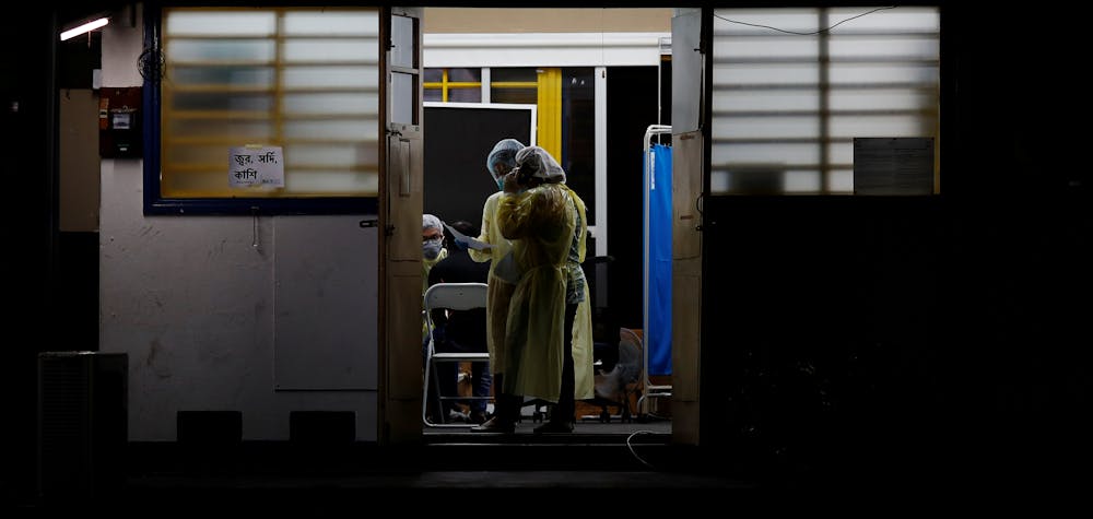 Un médecin s'occupe d'un travailleur migrant présentant des symptômes de coronavirus