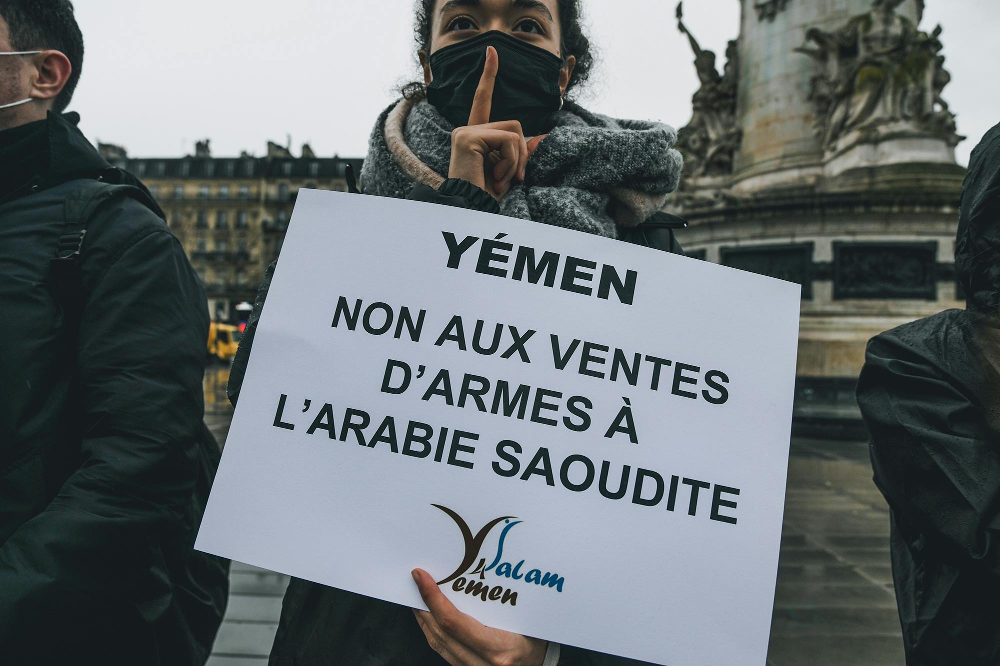 Mobilisation de nos militants sur la place de la République à Paris pour dénoncer les ventes d'armes illégales de la France 