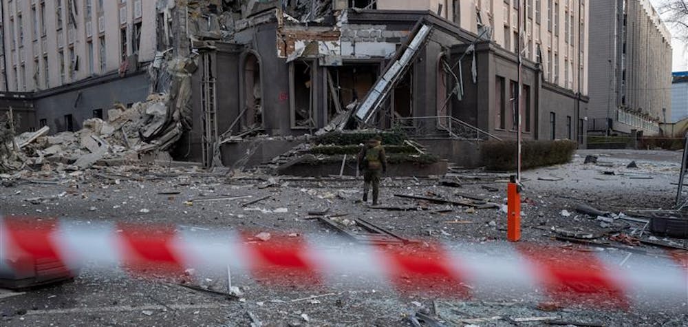 YIV, UKRAINE - 31 DECEMBRE : Le personnel d'urgence se rassemble sur les lieux d'une attaque de missiles la veille du Nouvel An, le 31 décembre 2022 à Kiev, en Ukraine. Le maire de Kiev, Vitali Klitschko a déclaré qu'au moins une personne avait été tuée et huit autres blessées dans les explosions de l'après-midi. La Russie continue de cibler le secteur énergétique de l'Ukraine.