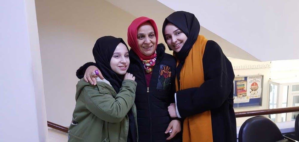 L'épouse et les filles de Taner Kılıç © AI