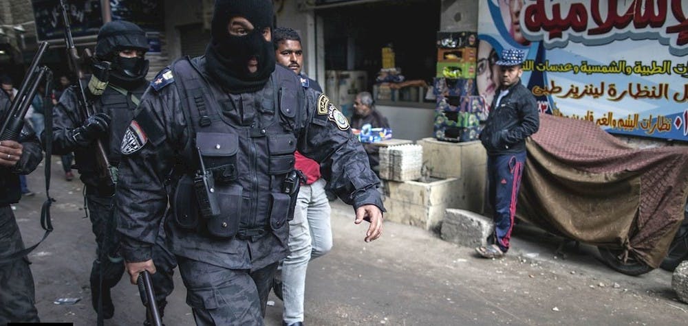 Policiers égyptiens dans les rues 