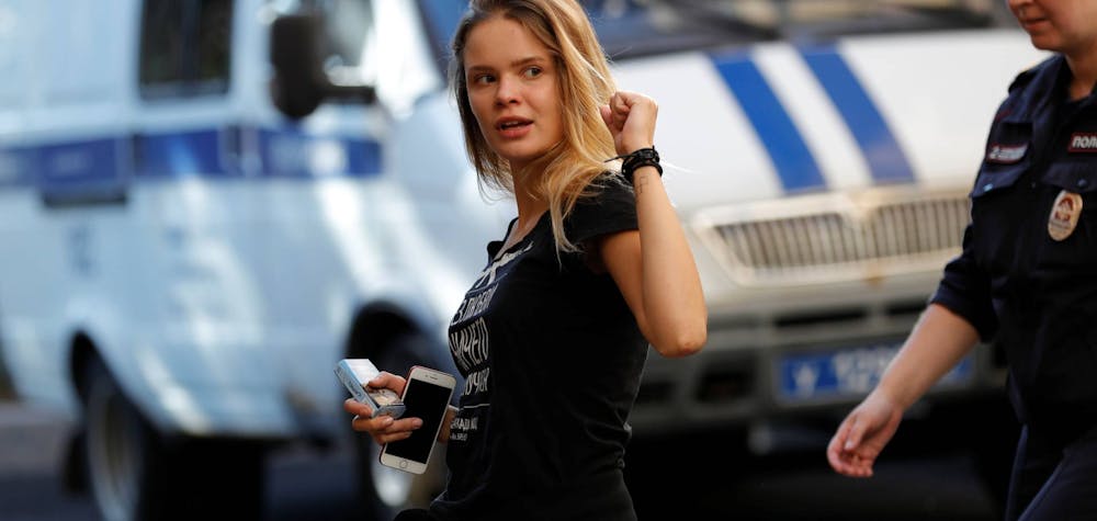Veronika Nikulshina, membre des Pussy Riot escortée par une policière devant un tribunal à Moscou, Russie, le 31 juillet 2018 /  © Tatyana Makeyeva via Reuters