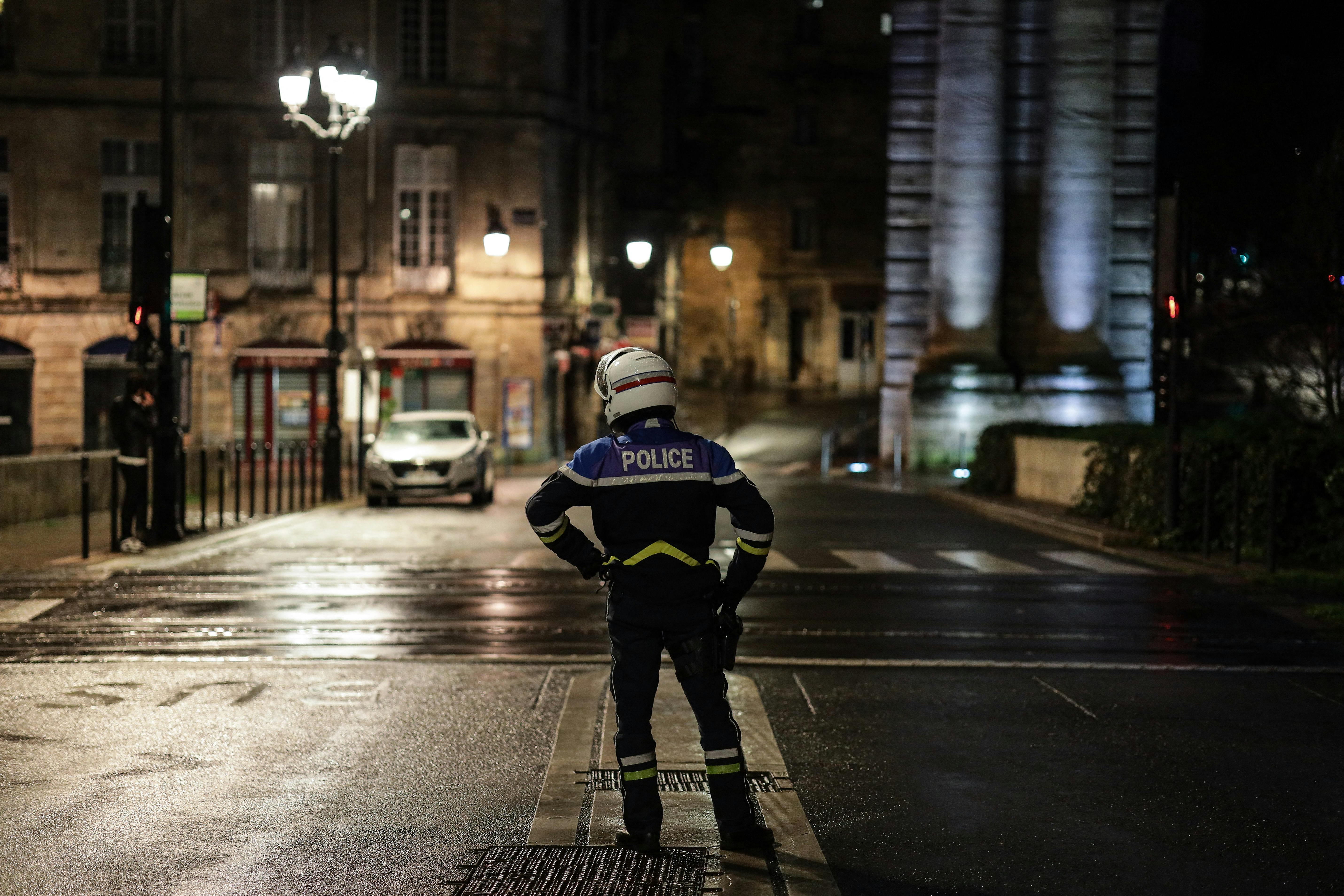On the eve of New Year's Eve, police checks to check certificates during curfew hours are stepped up. This year, a curfew was introduced to prevent the spread of Covid-19 in France during New Year's Eve. In Bordeaux, December 30, 2020. Photo by Thibaud Moritz/ABACAPRESS.COM
