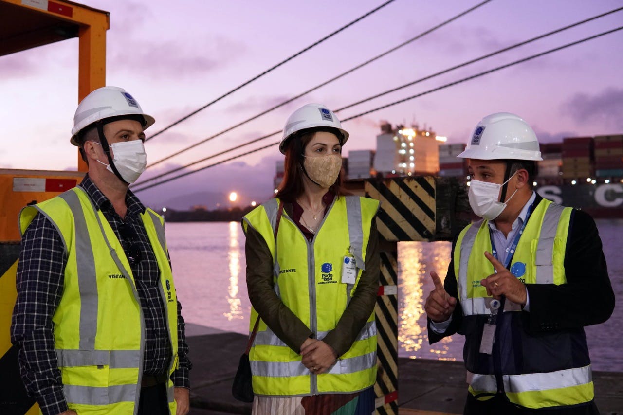 Foto tirada durante a visita ao Porto de Itajaí Foto tirada durante a visita ao Porto de Itajaí