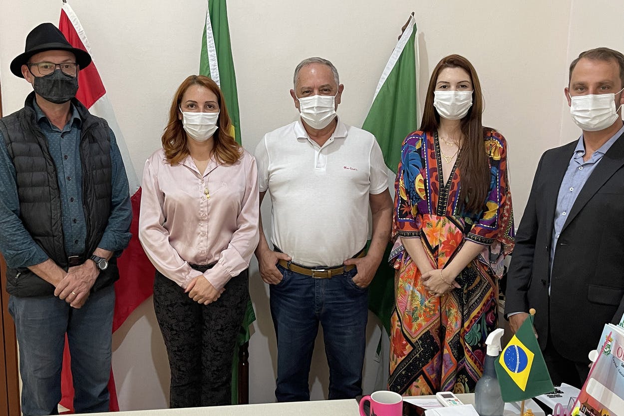 Reunião com a prefeita Cleci Veronezi e o médico clínico geral Armando Taranto Júnior Reunião com a prefeita Cleci Veronezi e o médico clínico geral Armando Taranto Júnior