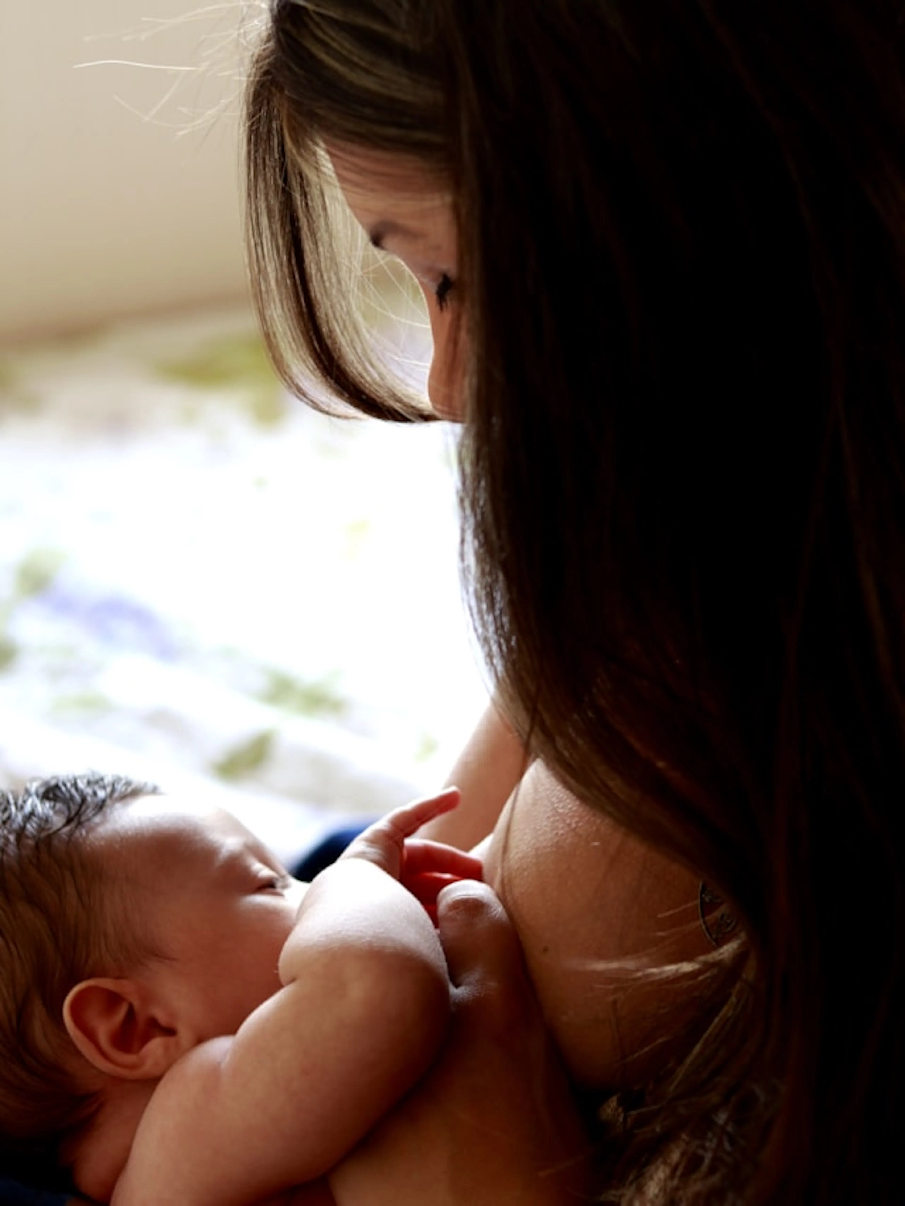 Maman qui allaite son bébé