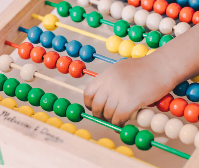 Enfant jouant avec un boulier