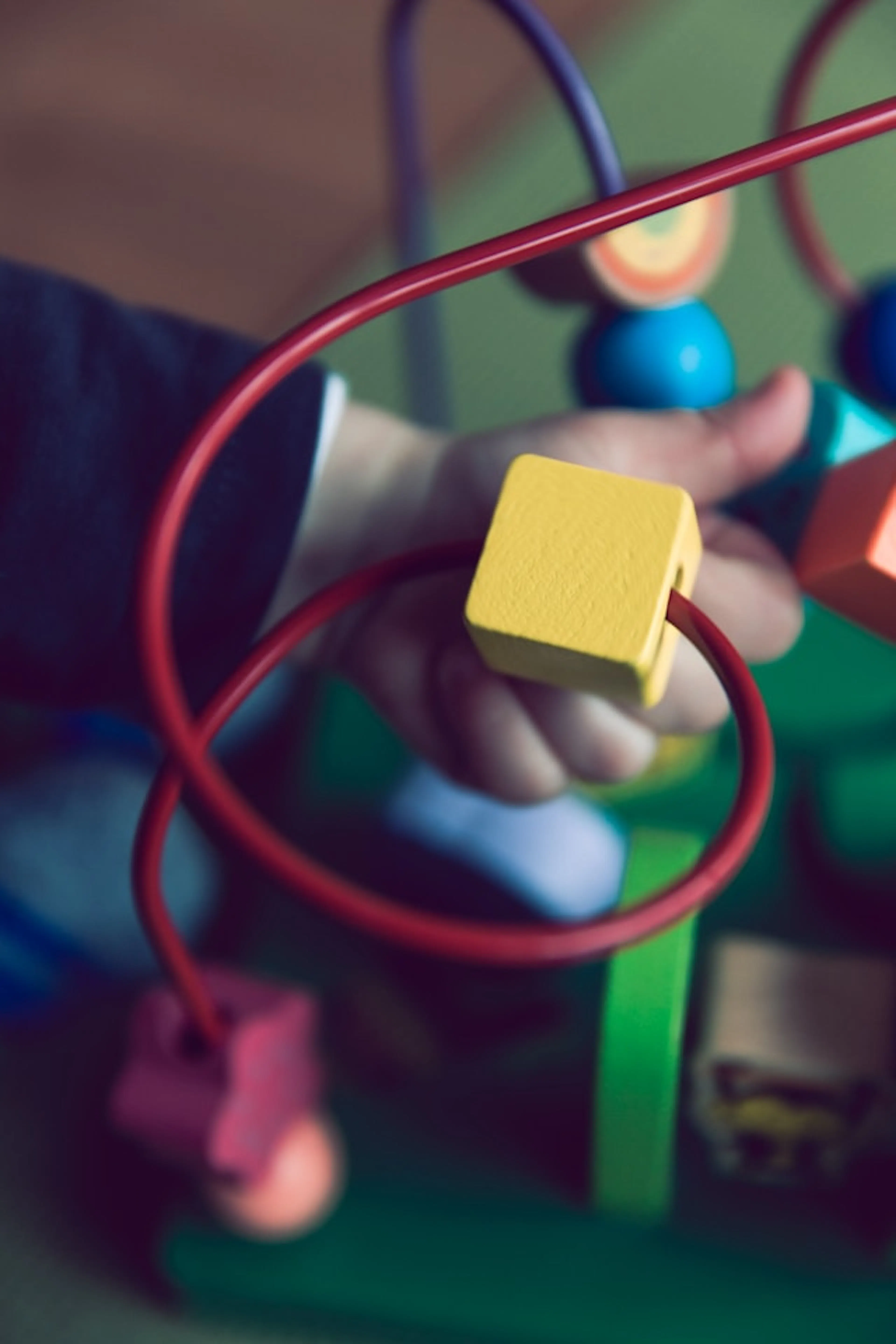 Enfant jouant avec un boulier