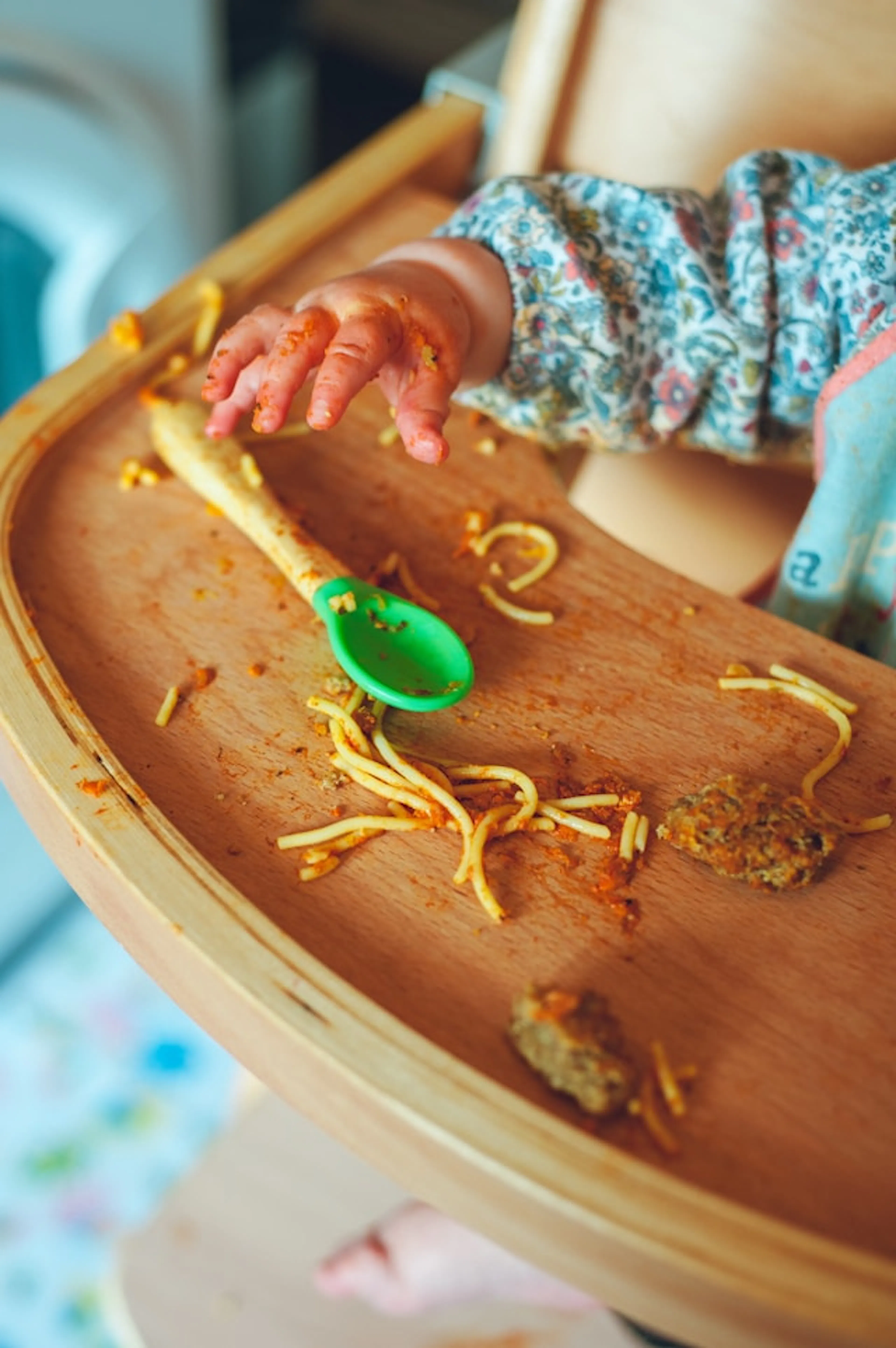 Bébé mangeant des pâtes