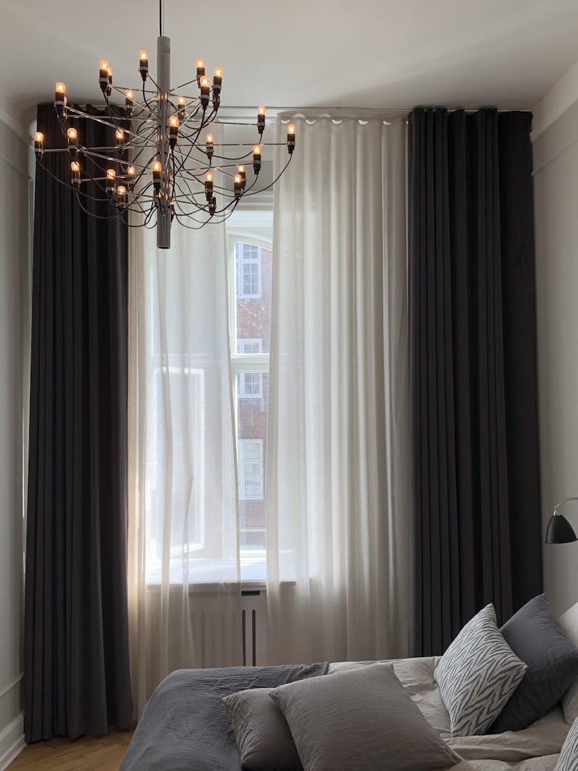 Giv rummet en elegant hotelstemning tidsløse velourgardiner | &Drape | Skab stemning med skræddersyede gardiner
