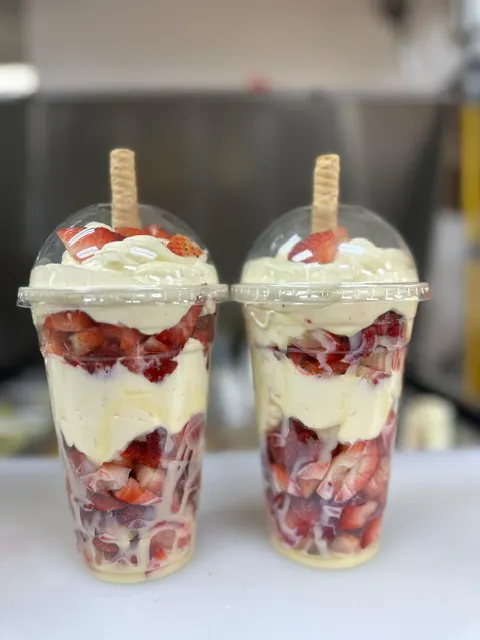 Fresas con crema en vasos